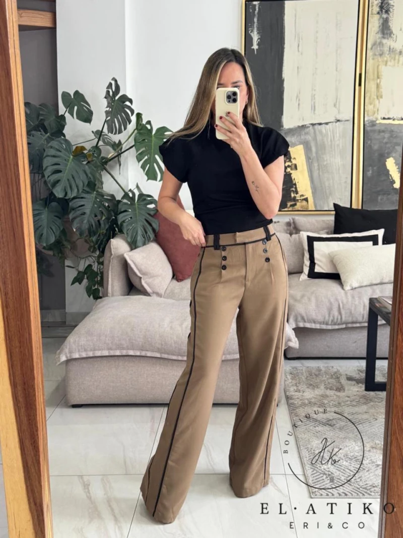 Pantalon con lineas y botones negros