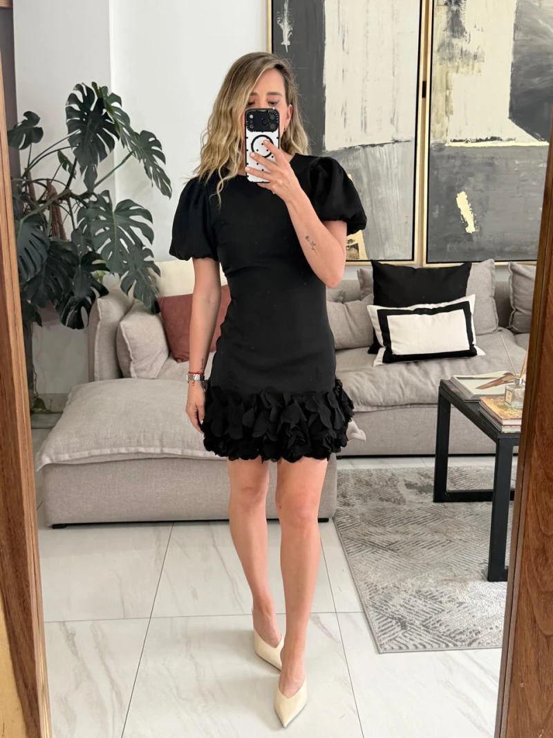 Vestido negro con escarolas