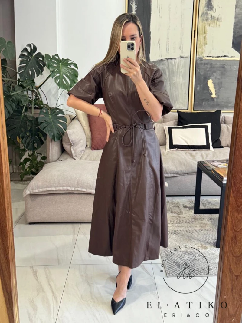 vestido cafe de vinil