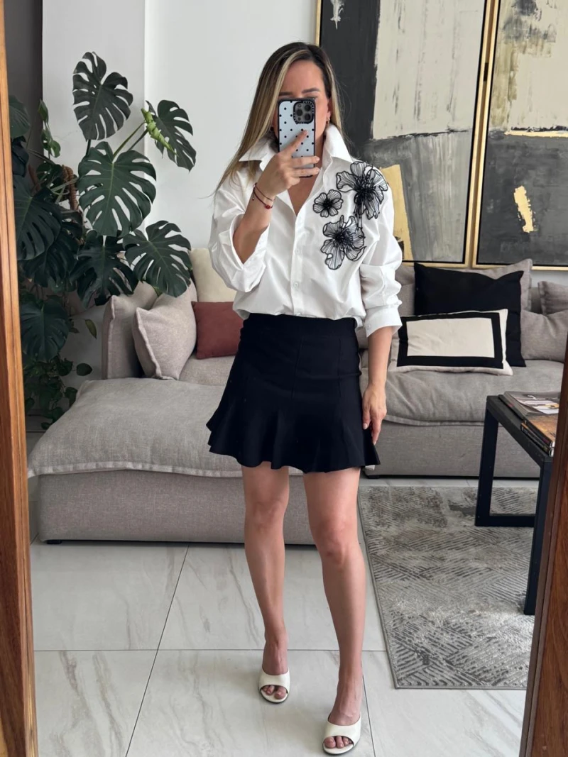 Camisa blanca detalles flor negra 