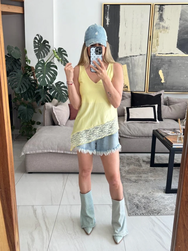 Blusa amarilla de satin y encaje 
