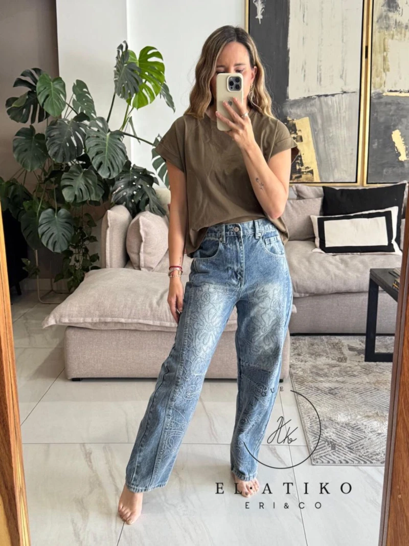 Jeans barrel con bordado flores