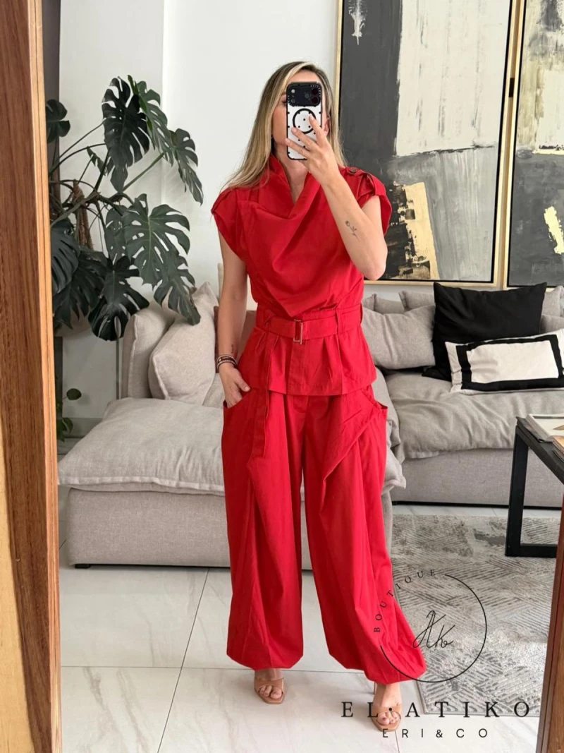 Set rojo con blusa sin mangas y pantalón 