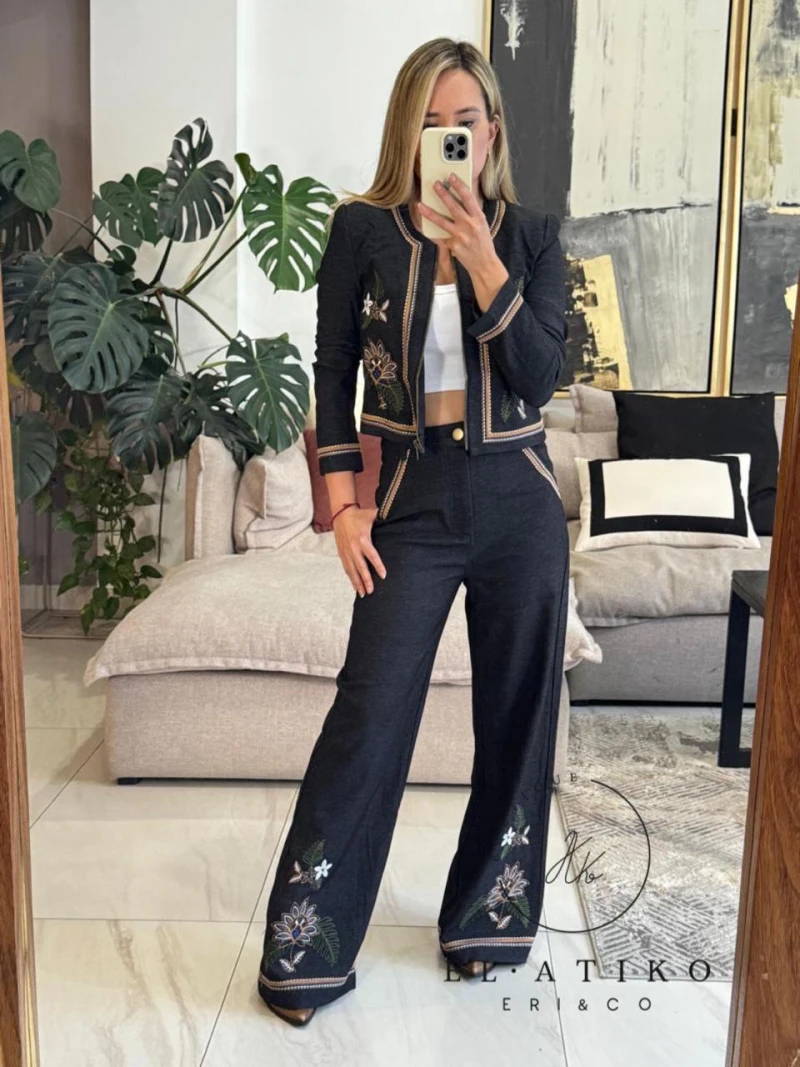 Pantalon gris con bordado de flores