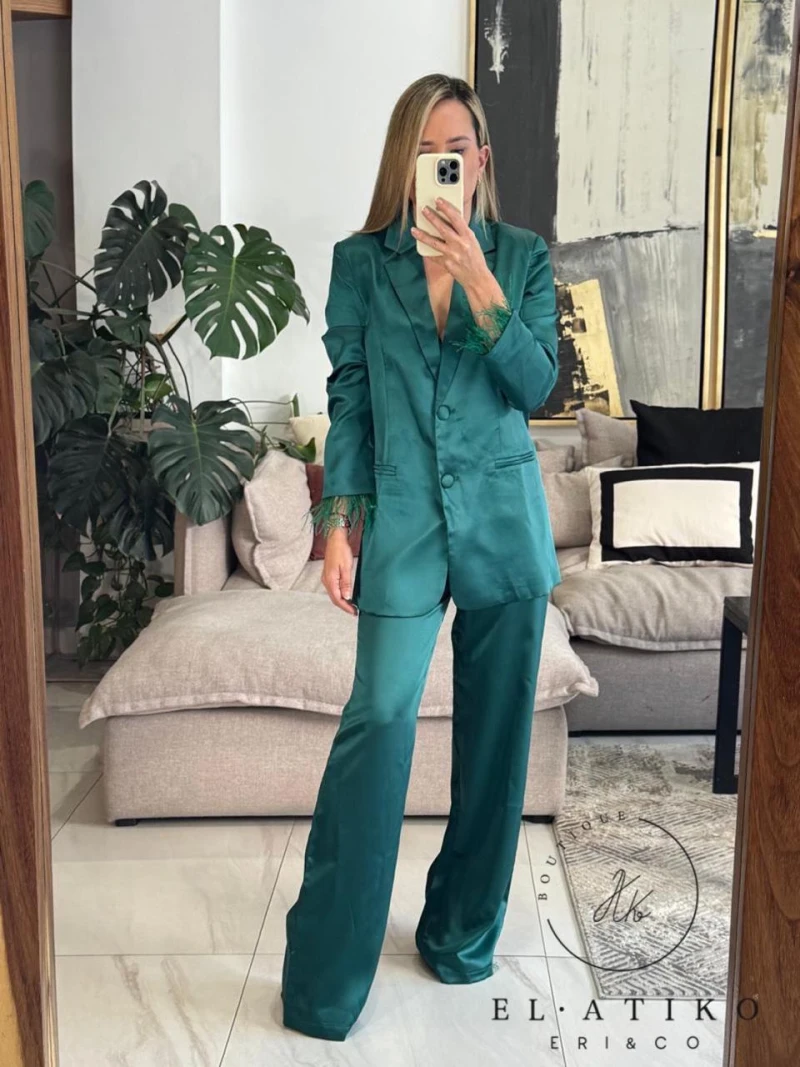 Set satin y plumas en mangas