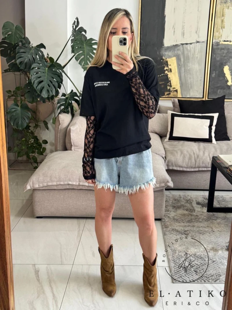 T-shirt negra mangas encaje 