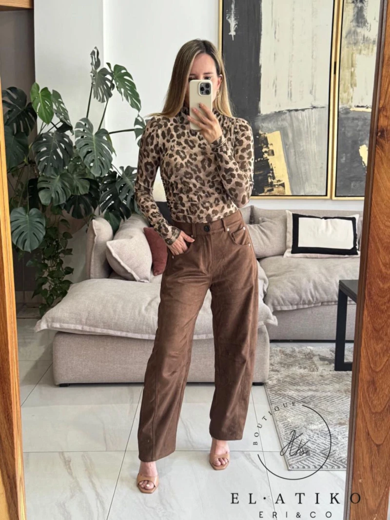 Pantalón Barrel cafe de gamuza