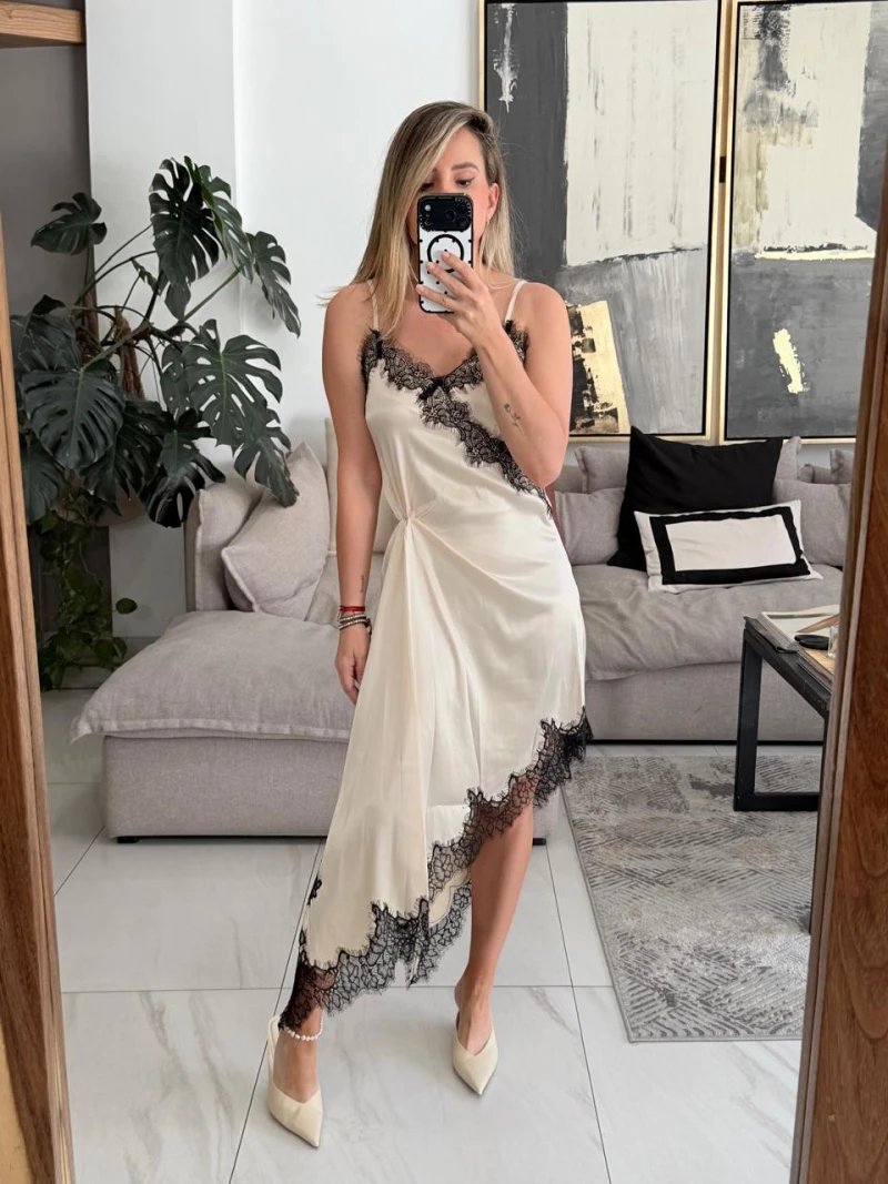 Vestido de satin con encaje