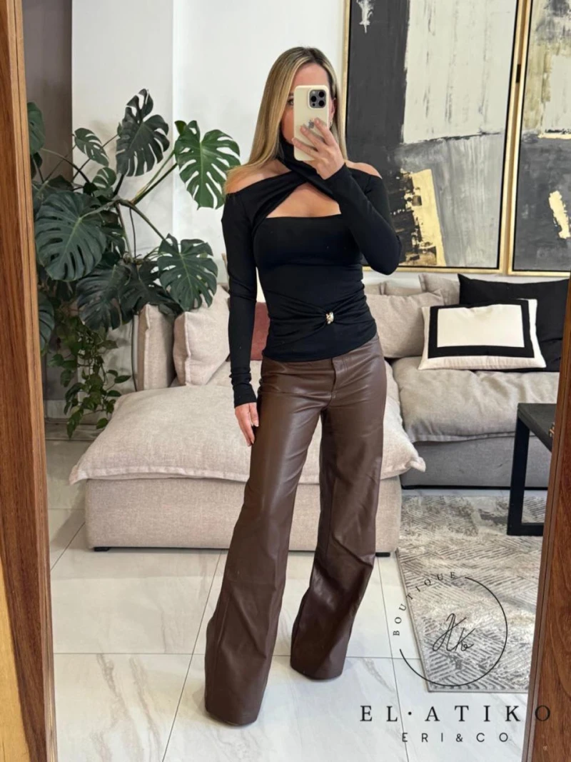 Blusa negra cruzada con aros