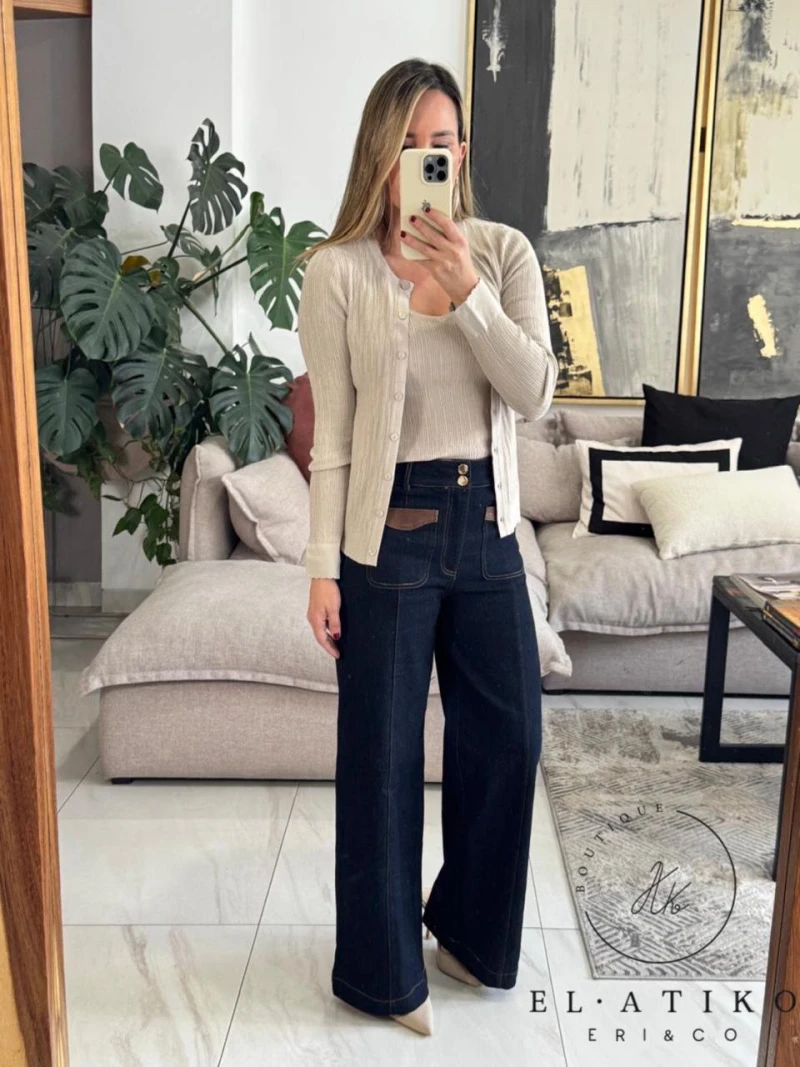 Jeans con detalles en vinil