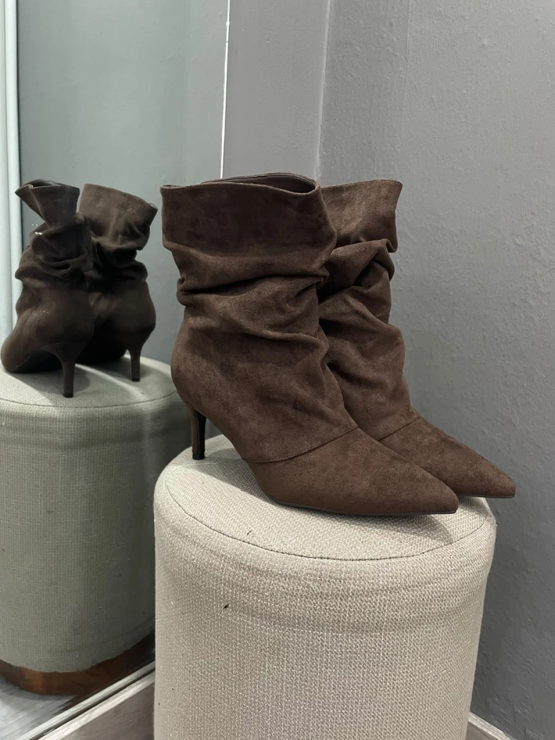Botines slouchy café y negro