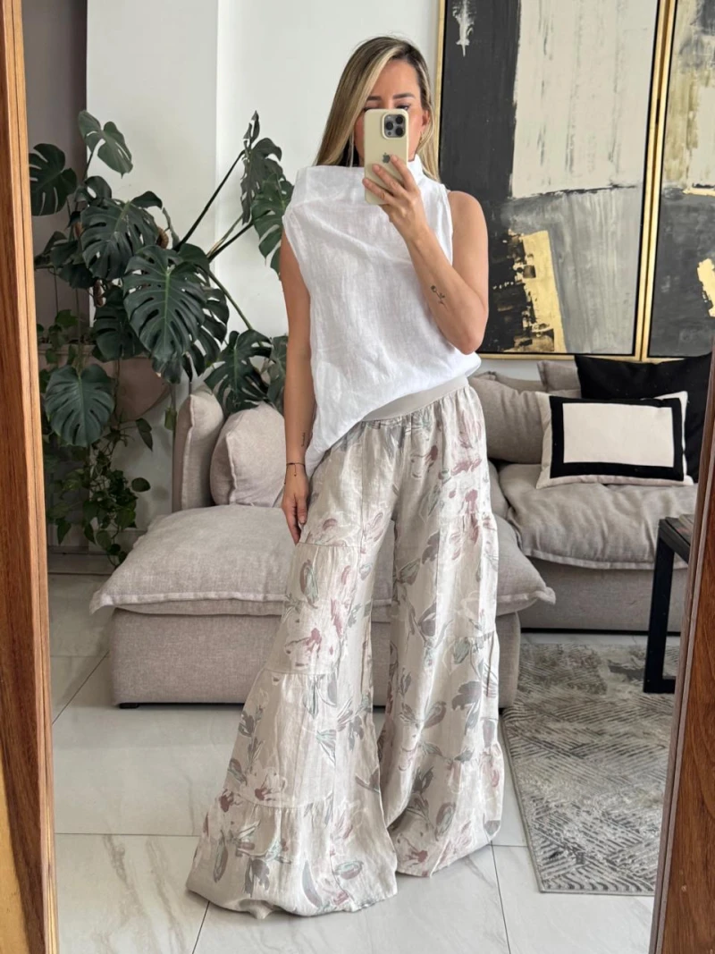 Pantalón de lino beige con flores 